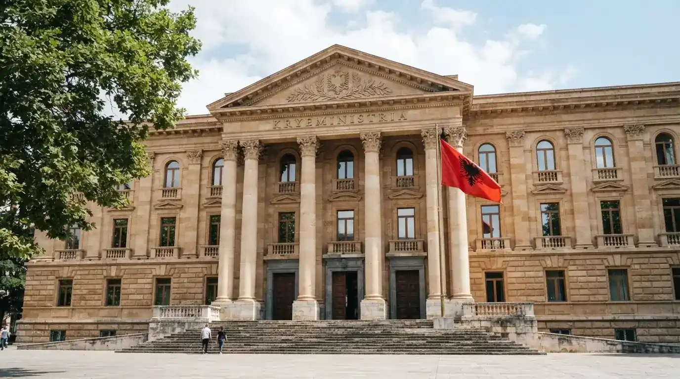 Fasada budynku instytucji państwowej z flagą Polski, symbol nadzoru regulatora nad rynkiem gier hazardowych